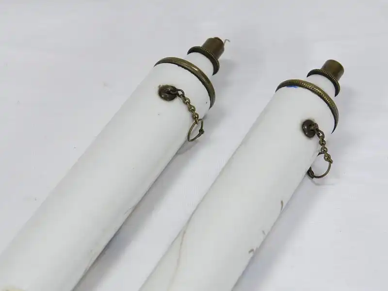 Zwei Porzellankerzen, Ende 19. Jh., wohl Frankreich, mit Blumenranken und Schmetterlingen bemalt, mit Petroleum befüllbar, ein Haarriß. H: 19 cm 1