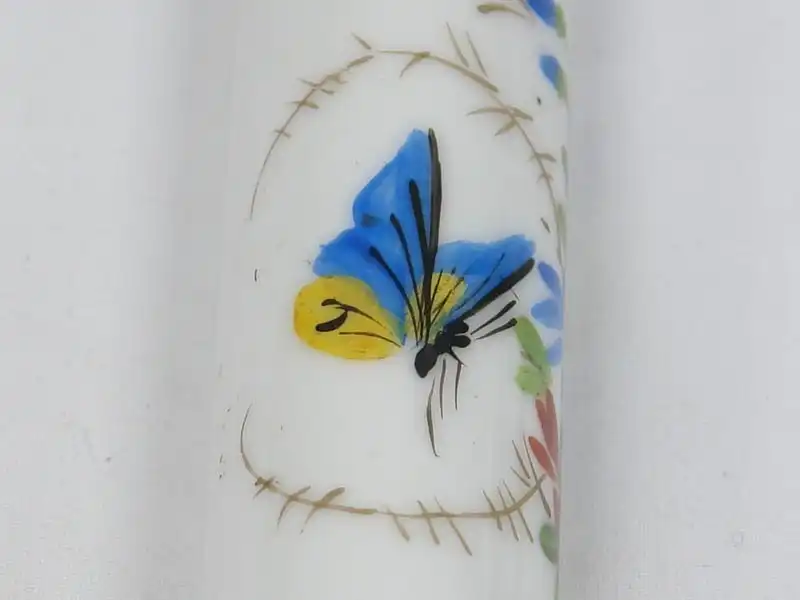 Zwei Porzellankerzen, Ende 19. Jh., wohl Frankreich, mit Blumenranken und Schmetterlingen bemalt, mit Petroleum befüllbar, ein Haarriß. H: 19 cm 3