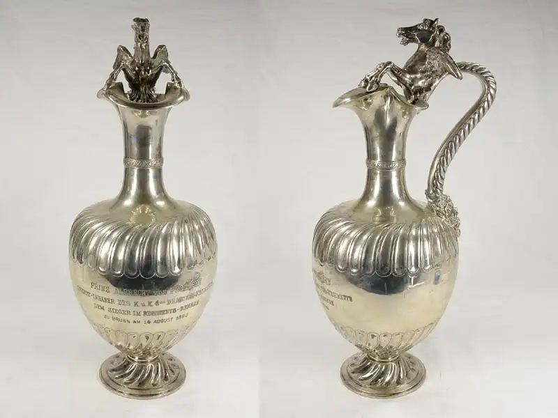 Henkelkanne, Österreich, um 1890, Silber, gemarkt Diana Kopfpunze, 3 für 800er Silber, auf Fuß V. Mayer Söhne Wien, Rundform auf gewölbten Fuß, bauchiger Körper mit eingezogener Schulter und Zylinderhals, breiter Ausguss, geschwungener Henkel,... 0