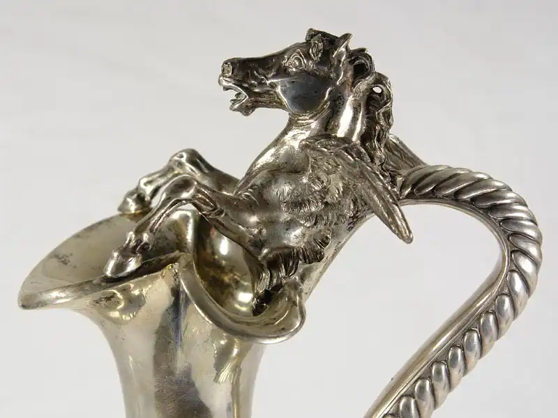 Henkelkanne, Österreich, um 1890, Silber, gemarkt Diana Kopfpunze, 3 für 800er Silber, auf Fuß V. Mayer Söhne Wien, Rundform auf gewölbten Fuß, bauchiger Körper mit eingezogener Schulter und Zylinderhals, breiter Ausguss, geschwungener Henkel,... 3