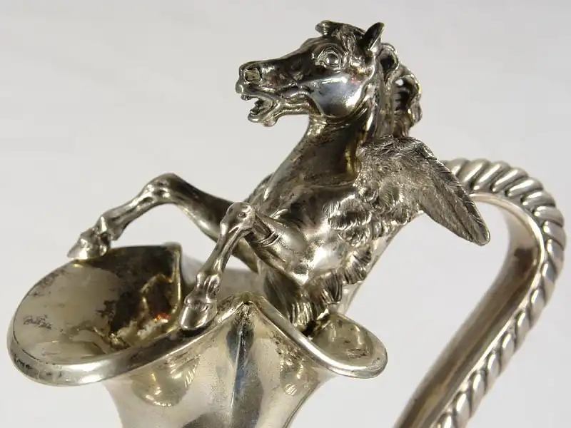 Henkelkanne, Österreich, um 1890, Silber, gemarkt Diana Kopfpunze, 3 für 800er Silber, auf Fuß V. Mayer Söhne Wien, Rundform auf gewölbten Fuß, bauchiger Körper mit eingezogener Schulter und Zylinderhals, breiter Ausguss, geschwungener Henkel,... 4