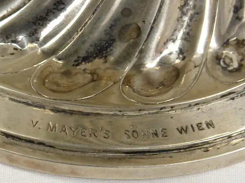 Henkelkanne, Österreich, um 1890, Silber, gemarkt Diana Kopfpunze, 3 für 800er Silber, auf Fuß V. Mayer Söhne Wien, Rundform auf gewölbten Fuß, bauchiger Körper mit eingezogener Schulter und Zylinderhals, breiter Ausguss, geschwungener Henkel,... 5