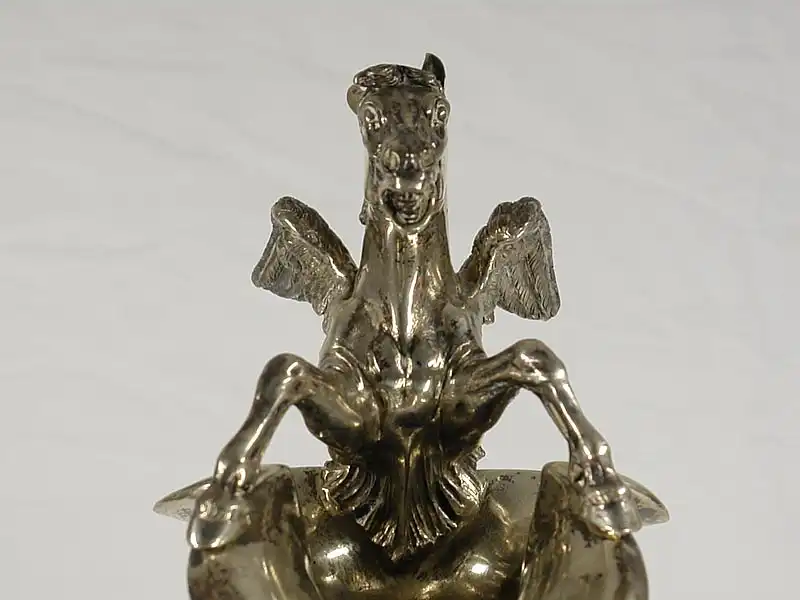 Henkelkanne, Österreich, um 1890, Silber, gemarkt Diana Kopfpunze, 3 für 800er Silber, auf Fuß V. Mayer Söhne Wien, Rundform auf gewölbten Fuß, bauchiger Körper mit eingezogener Schulter und Zylinderhals, breiter Ausguss, geschwungener Henkel,... 6