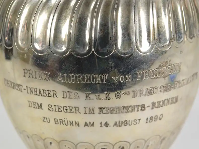 Henkelkanne, Österreich, um 1890, Silber, gemarkt Diana Kopfpunze, 3 für 800er Silber, auf Fuß V. Mayer Söhne Wien, Rundform auf gewölbten Fuß, bauchiger Körper mit eingezogener Schulter und Zylinderhals, breiter Ausguss, geschwungener Henkel,... 7