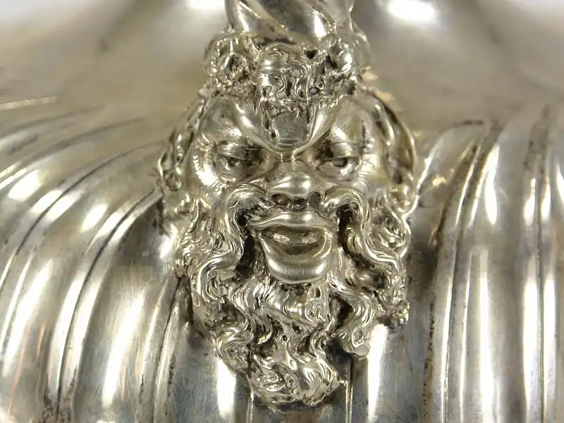 Henkelkanne, Österreich, um 1890, Silber, gemarkt Diana Kopfpunze, 3 für 800er Silber, auf Fuß V. Mayer Söhne Wien, Rundform auf gewölbten Fuß, bauchiger Körper mit eingezogener Schulter und Zylinderhals, breiter Ausguss, geschwungener Henkel,... 8