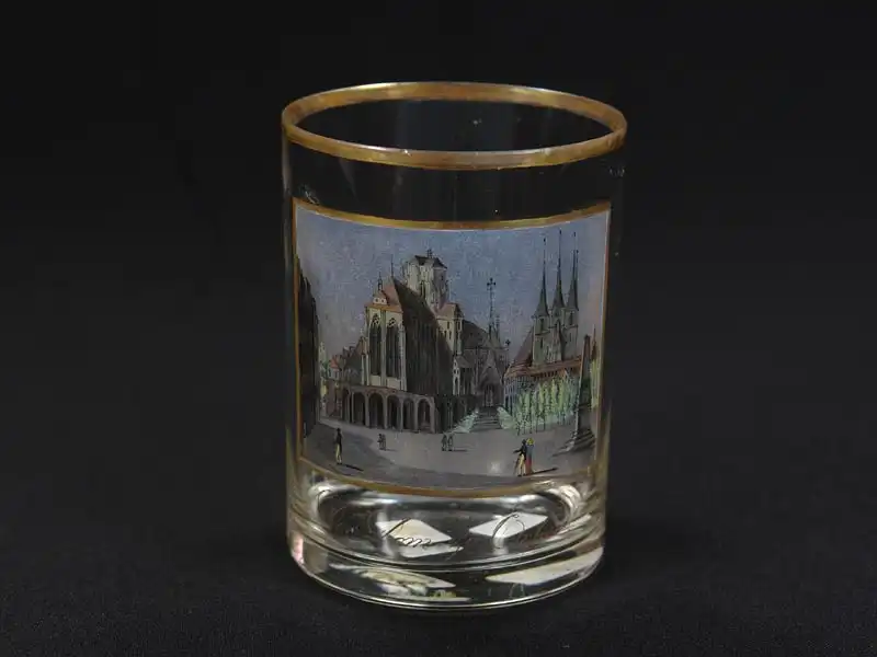 Glas, vermutlich S. Mohn Schule, um 1810, zylindrische Form, Darstellung des Doms zu Erfurt mit figurenstaffage, ausgesprochen feine, detailgetreue Glasmalerei, beschriftet: \