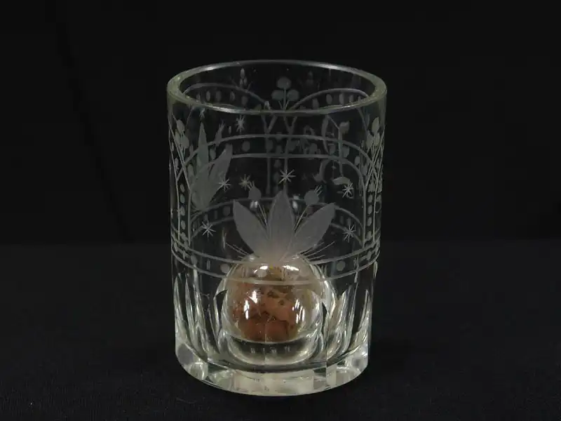 Erinnerungsglas, Anf. 19. Jh., Biedermeier, zylinderförmig, dickwandiges Glas mit vier bogenförmigen Kartuschen, verziert mit geschliffenen Blumen, Blättern und Sternen in Mattschliff, eine Kartusche mit den Initialen JR, in Boden gestochene, mit... 0