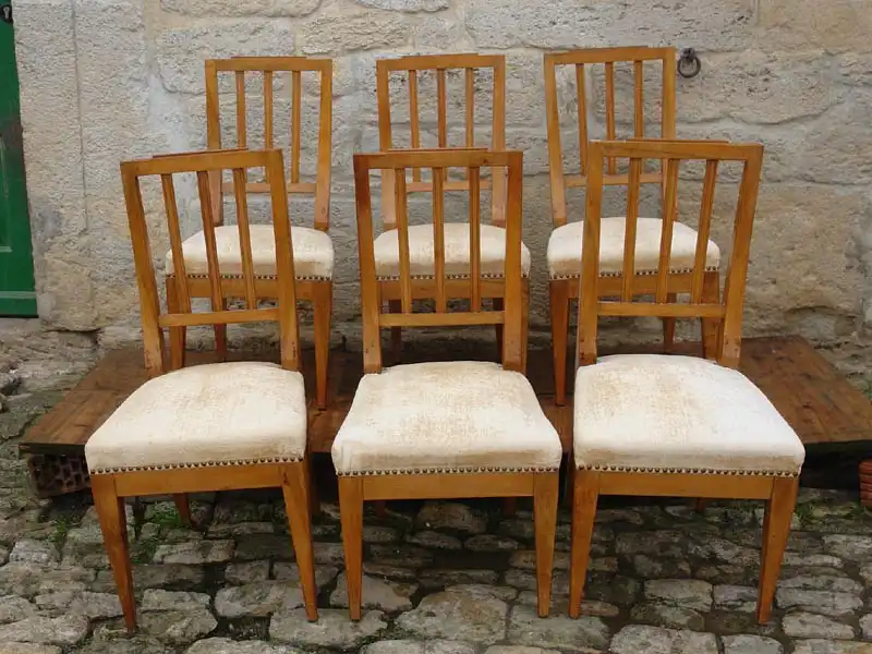 6 Stühle, Louis Seize, um 1800, heller Nußbaum, unrestauriert. Sitzhöhe: 45 cm,  Six chairs, Louis Seize, about 1800, light walnut. 0