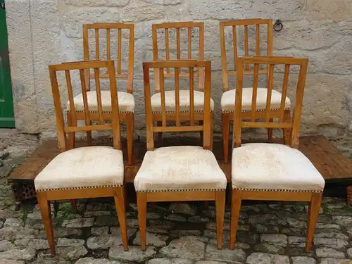 6 Stühle, Louis Seize, um 1800, heller Nußbaum, unrestauriert. Sitzhöhe: 45 cm,  Six chairs, Louis Seize, about 1800, light walnut.