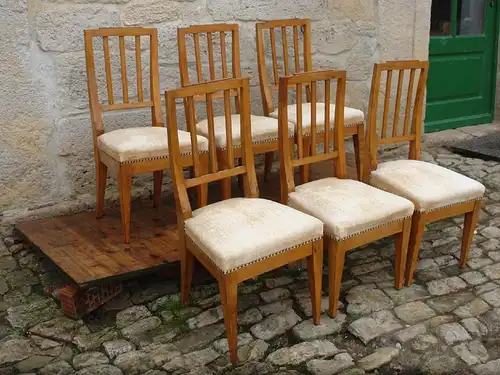 6 Stühle, Louis Seize, um 1800, heller Nußbaum, unrestauriert. Sitzhöhe: 45 cm,  Six chairs, Louis Seize, about 1800, light walnut.