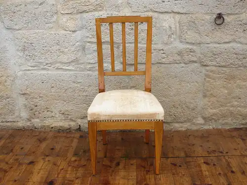 6 Stühle, Louis Seize, um 1800, heller Nußbaum, unrestauriert. Sitzhöhe: 45 cm,  Six chairs, Louis Seize, about 1800, light walnut.