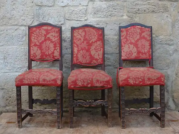  3 Sthle, um 1700, Frhbarock, sddeutsch, Linde geschnitzt und gebeizt, ein Stuhl mit lteren Ergnzungen, unrestauriert.  H: 98 cm 0
