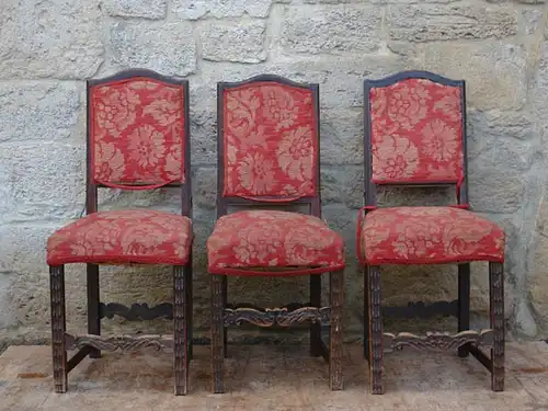  3 Stühle, um 1700, Frühbarock, süddeutsch, Linde geschnitzt und gebeizt, ein Stuhl mit älteren Ergänzungen, unrestauriert.  H: 98 cm
