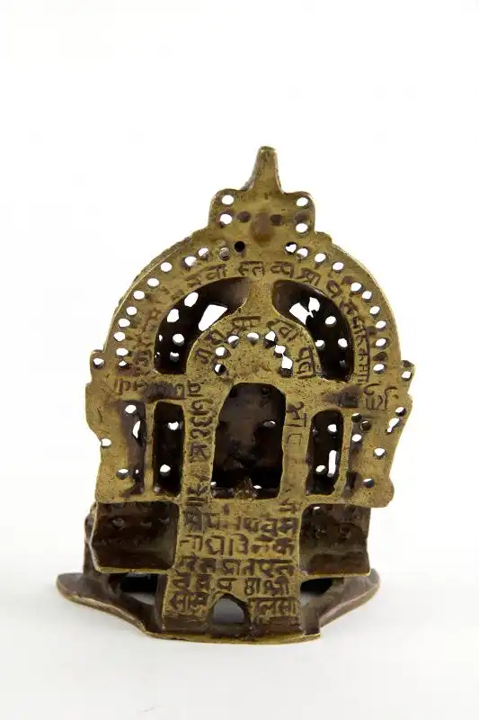 JAIN-Altar, Indien, 16-18. Jh., Inschriften auf der Rückseite, stark gereinigt, Gebrauchsspuren. H: 13 cm. 2