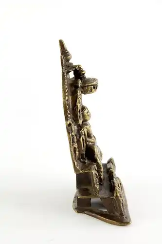 JAIN-Altar, Indien, 16-18. Jh., Inschriften auf der Rückseite, stark gereinigt, Gebrauchsspuren. H: 13 cm.