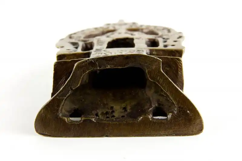 JAIN-Altar, Indien, 16-18. Jh., Inschriften auf der Rückseite, stark gereinigt, Gebrauchsspuren. H: 13 cm. 4