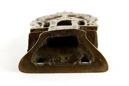 JAIN-Altar, Indien, 16-18. Jh., Inschriften auf der Rückseite, stark gereinigt, Gebrauchsspuren. H: 13 cm.