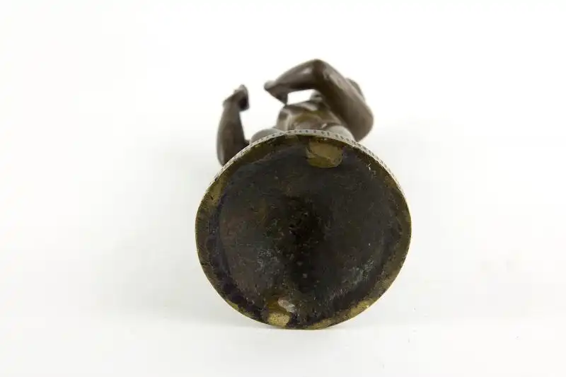 Krishna, Indien, 18./19. Jh., wohl Bengalen, mit Resten von schwarzer und roter Bemalung, schöne Patina, Gebrauchsspuren, Flöte fehlt. H: 24,5 cm. Für weitere Fragen stehen wir Ihnen gern zur Verfügung. 4