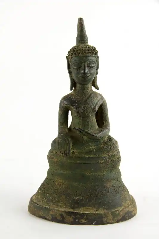 Kleiner Buddha, Birma, wohl 18. Jh., feine Patina, Ausgrabungsstck. H: 16,5 cm 0