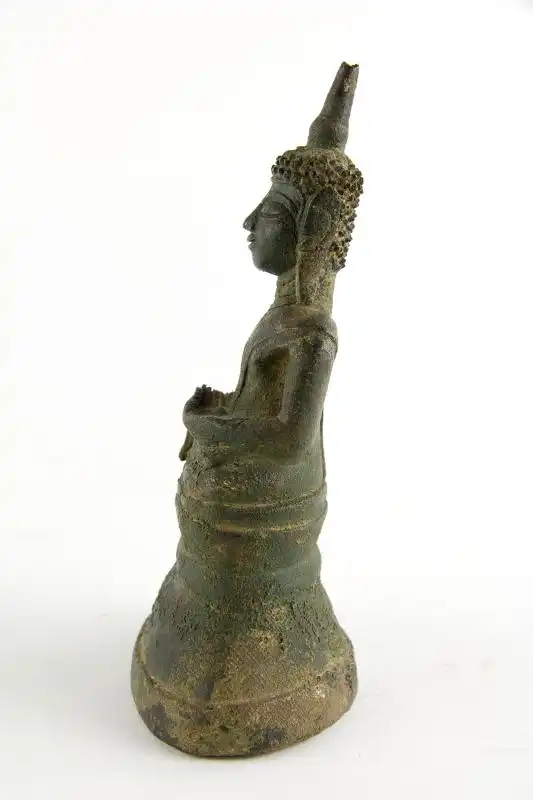 Kleiner Buddha, Birma, wohl 18. Jh., feine Patina, Ausgrabungsstück. H: 16,5 cm 1