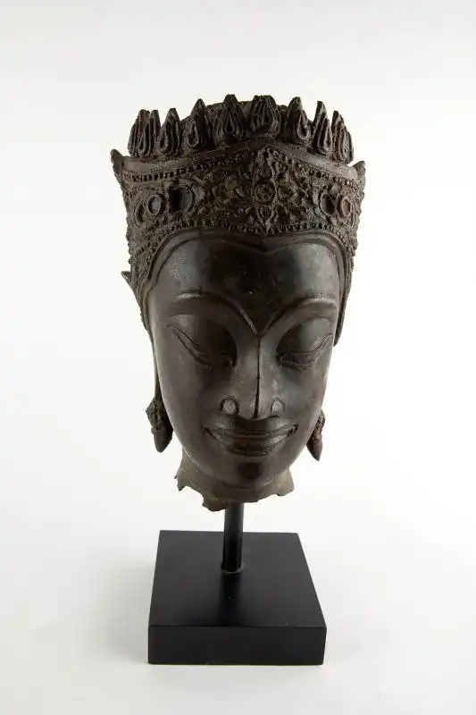 Buddha-Kopf, Thailand, Ayutthaya Periode (1350-1767), 17./18. Jh., Kopf mit kniglischer Krone, Spitze fehlt, Reste von roter Kultfarbe, Ausgrabungsstck mit schn gewachsener Patina. H: gesamt 32 cm, Kopfhhe: 22 cm 0