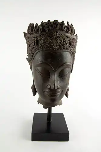 Buddha-Kopf, Thailand, Ayutthaya Periode (1350-1767), 17./18. Jh., Kopf mit königlischer Krone, Spitze fehlt, Reste von roter Kultfarbe, Ausgrabungsstück mit schön gewachsener Patina. H: gesamt 32 cm, Kopfhöhe: 22 cm