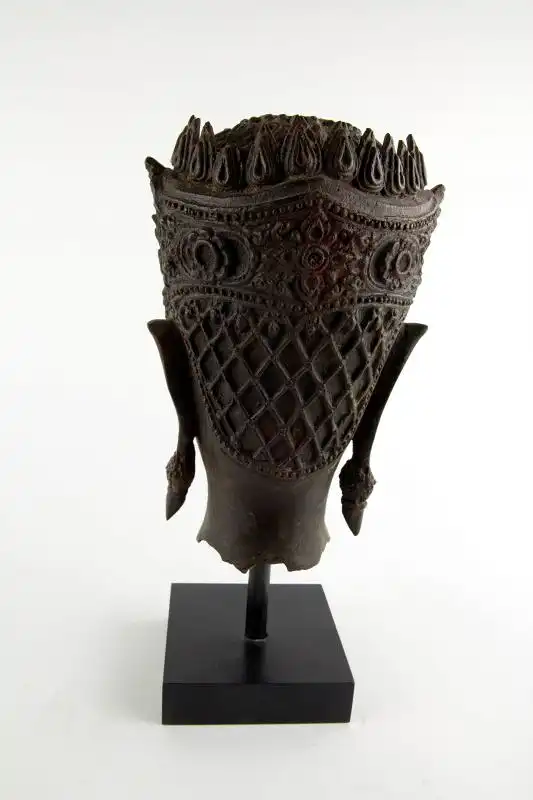 Buddha-Kopf, Thailand, Ayutthaya Periode (1350-1767), 17./18. Jh., Kopf mit königlischer Krone, Spitze fehlt, Reste von roter Kultfarbe, Ausgrabungsstück mit schön gewachsener Patina. H: gesamt 32 cm, Kopfhöhe: 22 cm 2