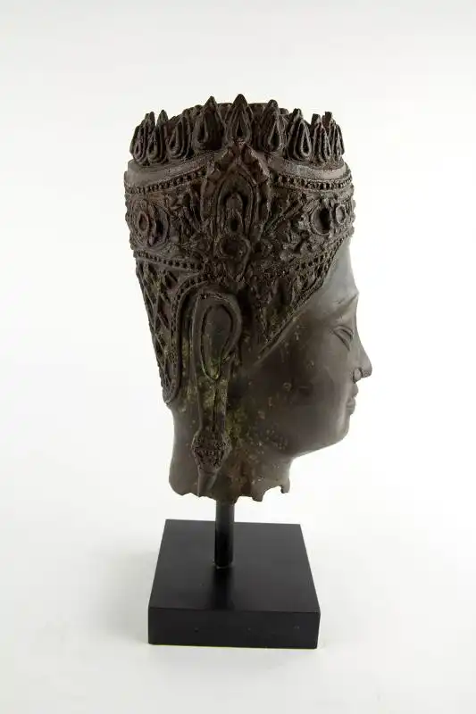 Buddha-Kopf, Thailand, Ayutthaya Periode (1350-1767), 17./18. Jh., Kopf mit königlischer Krone, Spitze fehlt, Reste von roter Kultfarbe, Ausgrabungsstück mit schön gewachsener Patina. H: gesamt 32 cm, Kopfhöhe: 22 cm 3