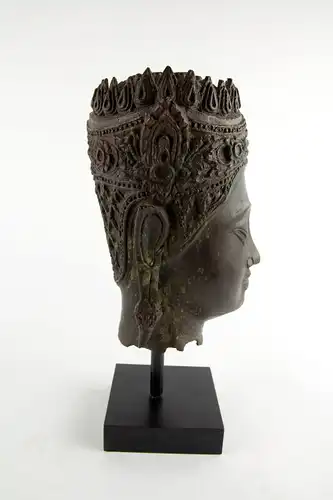 Buddha-Kopf, Thailand, Ayutthaya Periode (1350-1767), 17./18. Jh., Kopf mit königlischer Krone, Spitze fehlt, Reste von roter Kultfarbe, Ausgrabungsstück mit schön gewachsener Patina. H: gesamt 32 cm, Kopfhöhe: 22 cm