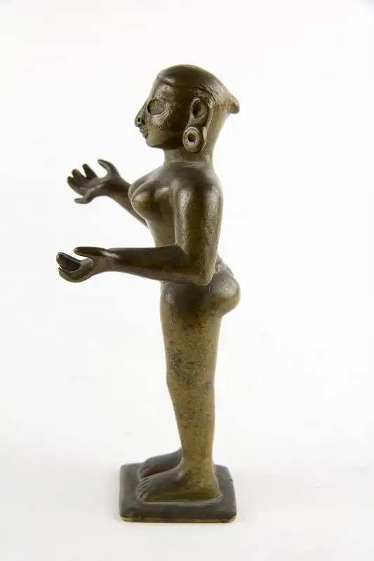 2 Radha, Indien, wohl Bengalen, 19. Jh., Bronze, eine Figur mit Gold eingelegten Augen und kleinem Rubin auf der Stirn, guter gebrauchter Zustand. 1