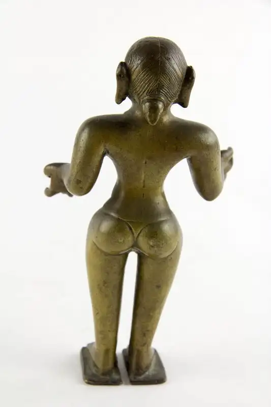 2 Radha, Indien, wohl Bengalen, 19. Jh., Bronze, eine Figur mit Gold eingelegten Augen und kleinem Rubin auf der Stirn, guter gebrauchter Zustand. 4