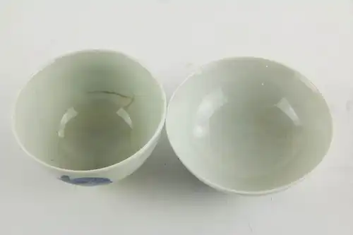 2 Schälchen, China, 19. Jh., gemarkt, Kangxi, verziert mit Glückspfirsichen in feiner Blaumalerei, alte Risse und Krakel, sonst unbeschädigt.