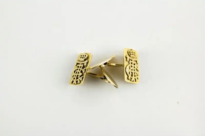 Paar Manschettenknöpfe, um 1900, 585er Gold, Geschenk, verziert mit dem bekrönten Monogramm von Ernst August und Thyra von Hannover, leichte Gebrauchsspuren. 11,3 g 0