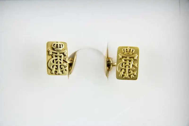 Paar Manschettenknöpfe, um 1900, 585er Gold, Geschenk, verziert mit dem bekrönten Monogramm von Ernst August und Thyra von Hannover, leichte Gebrauchsspuren. 11,3 g 1