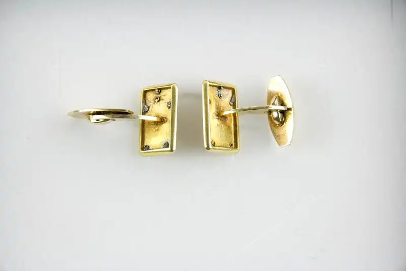 Paar Manschettenknöpfe, um 1900, 585er Gold, Geschenk, verziert mit dem bekrönten Monogramm von Ernst August und Thyra von Hannover, leichte Gebrauchsspuren. 11,3 g 2