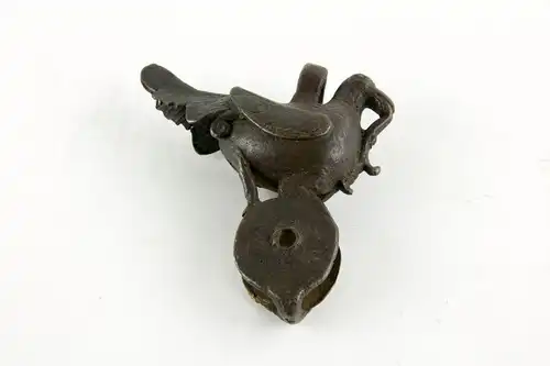 Umlenkrolle, Indien, 18./19. Jh., Bronze, in Form eines Vogels, Innenrad fehlt.
H: 9,5 cm