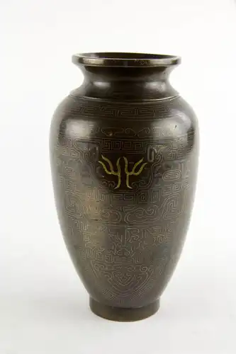 Vase, China, 18./19. Jh., Bronze, Shisou, mit Silber- und Goldeinlagen im archaischem Stil, leichte Gebrauchsspuren. H: 17 cm