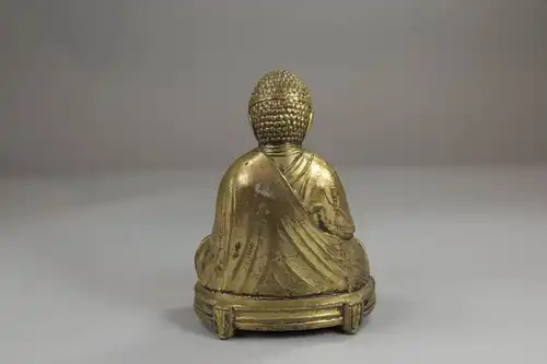 Räuchergefäß, China, 20. Jh., Bronze, in Form eines Mönchs mit Koro-Gefäß, Deckel abnehmbar, Reste einer Vergoldung. H: 11 cm