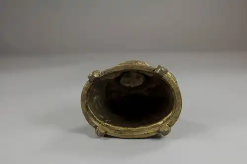 Räuchergefäß, China, 20. Jh., Bronze, in Form eines Mönchs mit Koro-Gefäß, Deckel abnehmbar, Reste einer Vergoldung. H: 11 cm
