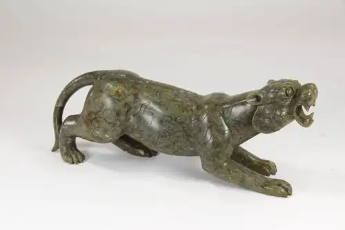 Tiger - Figur, China, 20. Jh, Nefrit, nach alten Vorbild schön ausgearbeitetes Stück, unbeschädigt. L: 28 cm, 
Figure of a tiger, China, 20th century, nephrite, undamaged