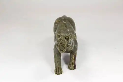 Tiger - Figur, China, 20. Jh, Nefrit, nach alten Vorbild schön ausgearbeitetes Stück, unbeschädigt. L: 28 cm, 
Figure of a tiger, China, 20th century, nephrite, undamaged