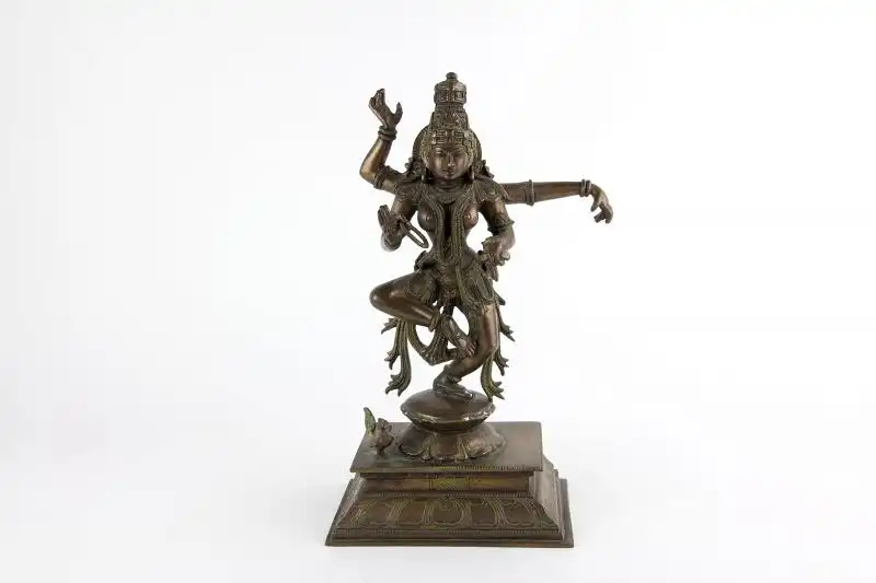 Figur, Indien, 20. Jh., Kupfer-Bronze, Tanzender Shiva auf quadratischen Sockel, graviert, schne Ausformung, Gebrauchsspuren. H: 30 cm 0
