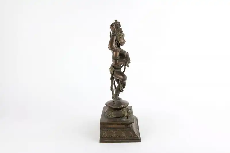 Figur, Indien, 20. Jh., Kupfer-Bronze, Tanzender Shiva auf quadratischen Sockel, graviert, schöne Ausformung, Gebrauchsspuren. H: 30 cm 1