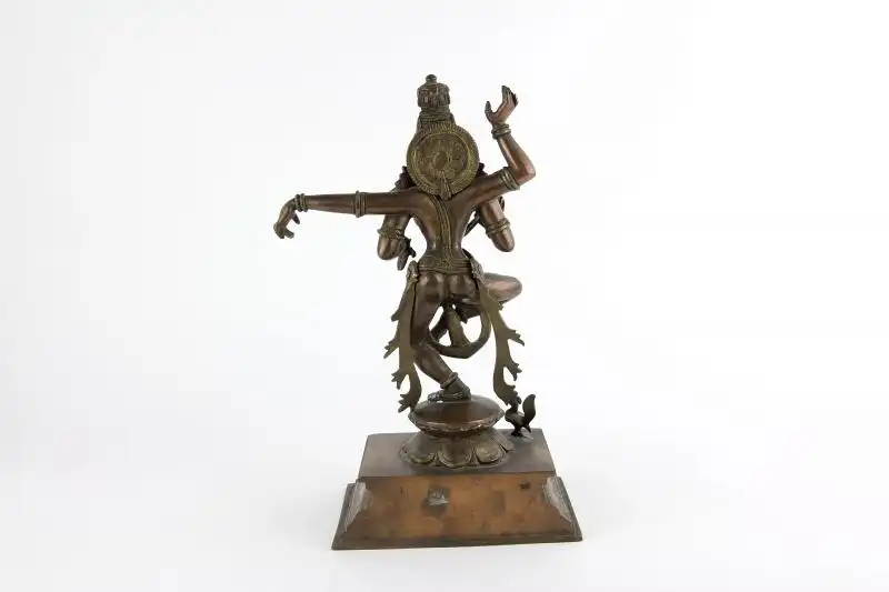 Figur, Indien, 20. Jh., Kupfer-Bronze, Tanzender Shiva auf quadratischen Sockel, graviert, schöne Ausformung, Gebrauchsspuren. H: 30 cm 2