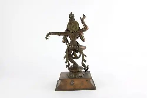 Figur, Indien, 20. Jh., Kupfer-Bronze, Tanzender Shiva auf quadratischen Sockel, graviert, schöne Ausformung, Gebrauchsspuren. H: 30 cm