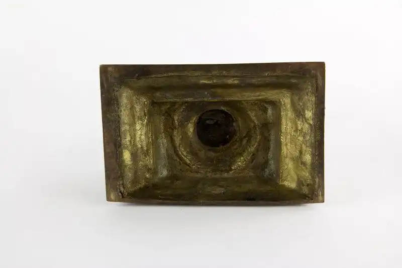 Figur, Indien, 20. Jh., Kupfer-Bronze, Tanzender Shiva auf quadratischen Sockel, graviert, schöne Ausformung, Gebrauchsspuren. H: 30 cm 3