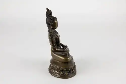 Buddha Amitayus,18./19. Jh., Sino Tibetisch, Bronze, die Hände in Dhyana Mudra (der rechte  liegt auf der linken Handfläche, die  berühren sich,die Hände verweilen im Schoß, Dhyana Mudra verkörpert den Zustand der Erleuchtung)  , auf doppelten...