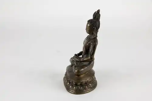 Buddha Amitayus,18./19. Jh., Sino Tibetisch, Bronze, die Hände in Dhyana Mudra (der rechte  liegt auf der linken Handfläche, die  berühren sich,die Hände verweilen im Schoß, Dhyana Mudra verkörpert den Zustand der Erleuchtung)  , auf doppelten...