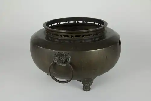 Fūro, Japan, Edo/Meiji Periode, Fūro (bewegliches Kohlebecken), Bronze, mit Silbereinlagen, ausgefallen und selten, Gebrauchsspuren. D: 30 cm, H: 21 cm