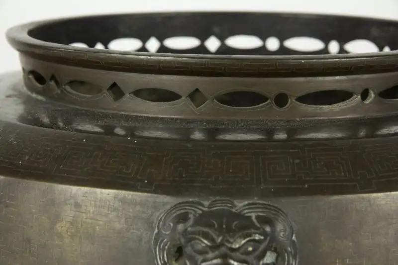 F?ro, Japan, Edo/Meiji Periode, F?ro (bewegliches Kohlebecken), Bronze, mit Silbereinlagen, ausgefallen und selten, Gebrauchsspuren. D: 30 cm, H: 21 cm 4